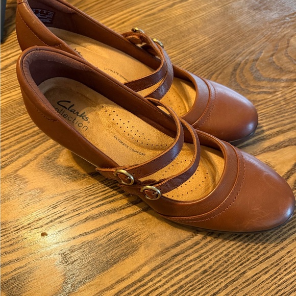 Clarks Shoes - Clarks Women's Tan Leather heel with Straps size 9